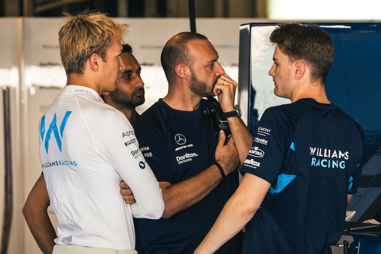 TEST ABU DHABI, (L to R): Alexander Albon (THA) Williams Racing e Logan Sargeant (USA) Williams Racing.
22.11.2022. Formula 1 Testing, Yas Marina Circuit, Abu Dhabi, Tuesday.
- www.xpbimages.com, EMail: requests@xpbimages.com © Copyright: Bearne / XPB Images