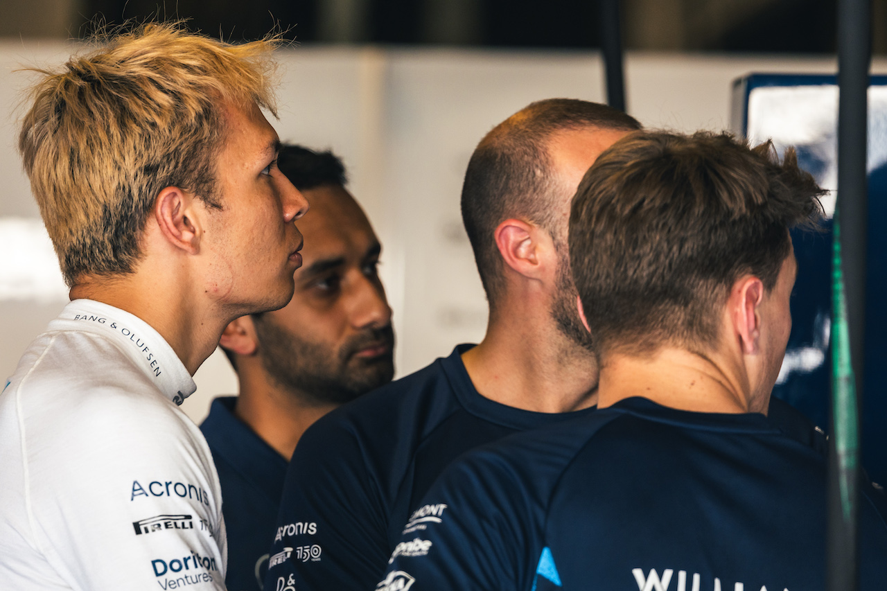 TEST ABU DHABI, (L to R): Alexander Albon (THA) Williams Racing e Logan Sargeant (USA) Williams Racing.
22.11.2022. Formula 1 Testing, Yas Marina Circuit, Abu Dhabi, Tuesday.
- www.xpbimages.com, EMail: requests@xpbimages.com © Copyright: Bearne / XPB Images