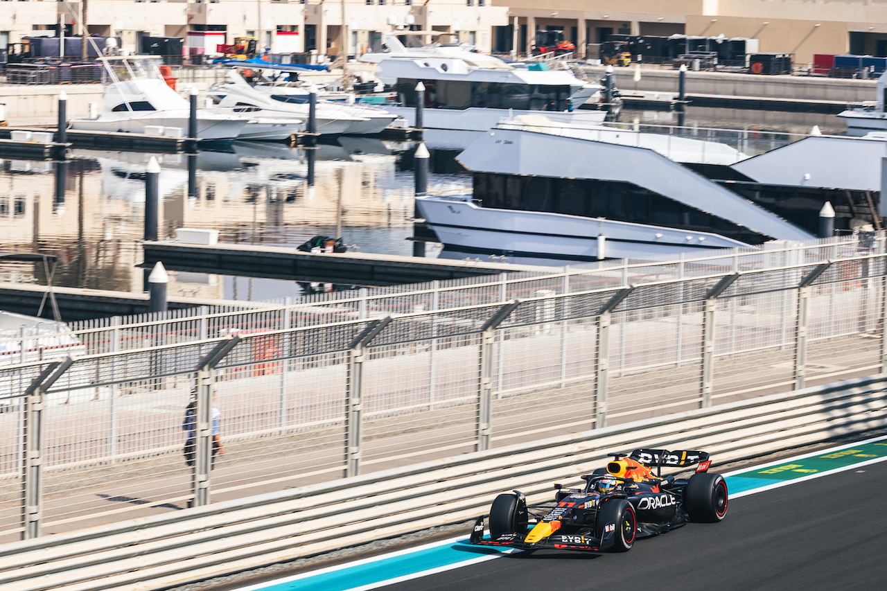 TEST ABU DHABI, Sergio Perez (MEX) Red Bull Racing RB18.
22.11.2022. Formula 1 Testing, Yas Marina Circuit, Abu Dhabi, Tuesday.
- www.xpbimages.com, EMail: requests@xpbimages.com © Copyright: Bearne / XPB Images