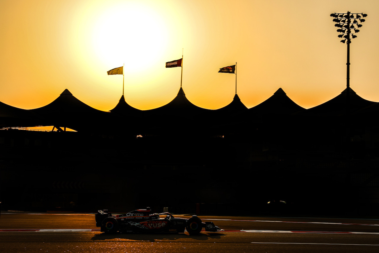 TEST ABU DHABI, Lando Norris (GBR), McLaren F1 Team 
22.11.2022. Formula 1 Testing, Yas Marina Circuit, Abu Dhabi, Tuesday.
- www.xpbimages.com, EMail: requests@xpbimages.com ¬© Copyright: Charniaux / XPB Images