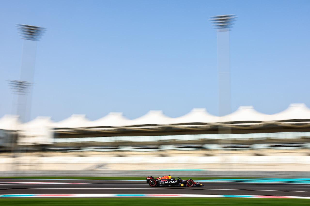 TEST ABU DHABI, Sergio Perez (MEX), Red Bull Racing 
22.11.2022. Formula 1 Testing, Yas Marina Circuit, Abu Dhabi, Tuesday.
- www.xpbimages.com, EMail: requests@xpbimages.com ¬© Copyright: Charniaux / XPB Images