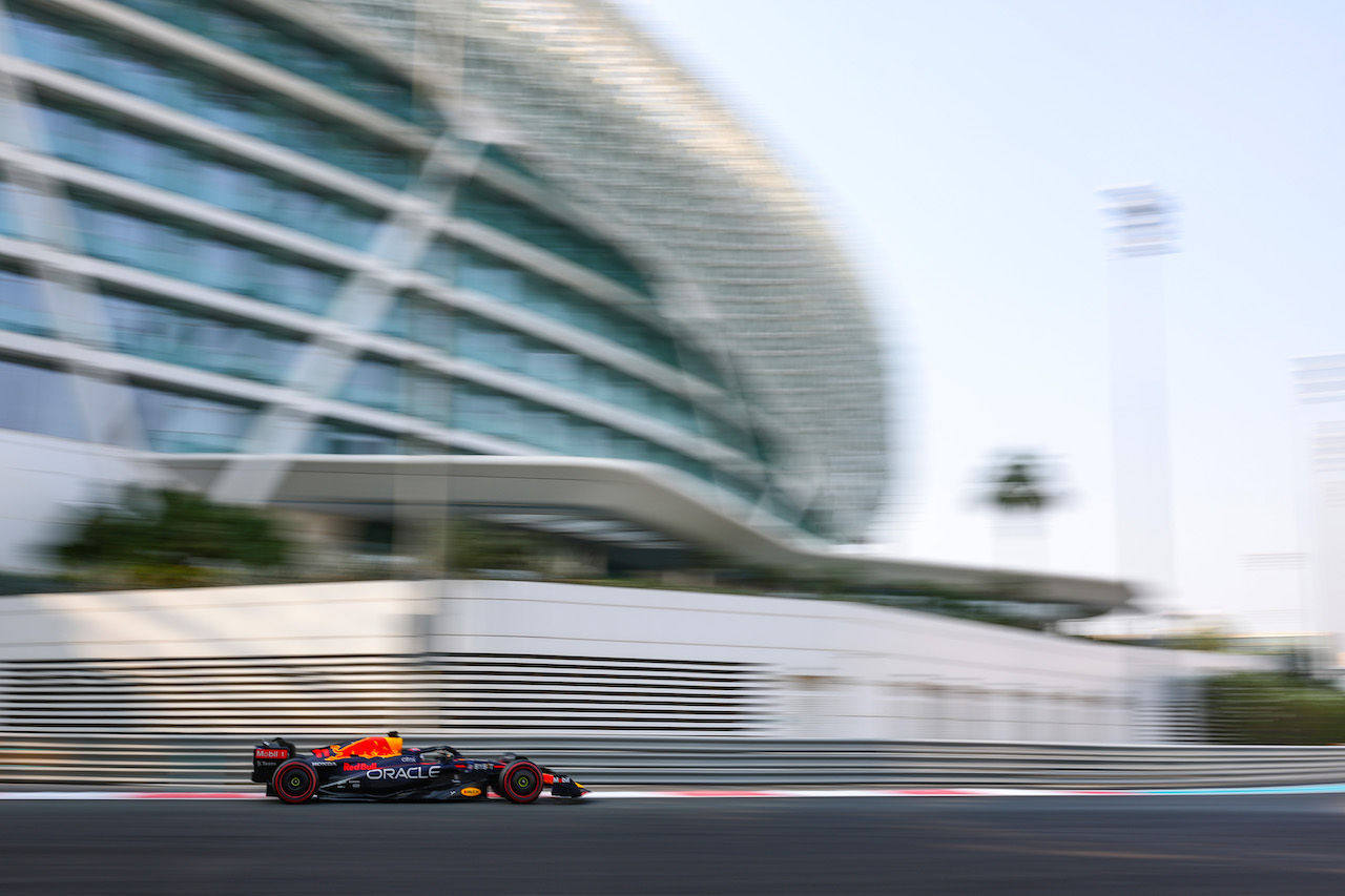 TEST ABU DHABI, Sergio Perez (MEX), Red Bull Racing 
22.11.2022. Formula 1 Testing, Yas Marina Circuit, Abu Dhabi, Tuesday.
- www.xpbimages.com, EMail: requests@xpbimages.com ¬© Copyright: Charniaux / XPB Images