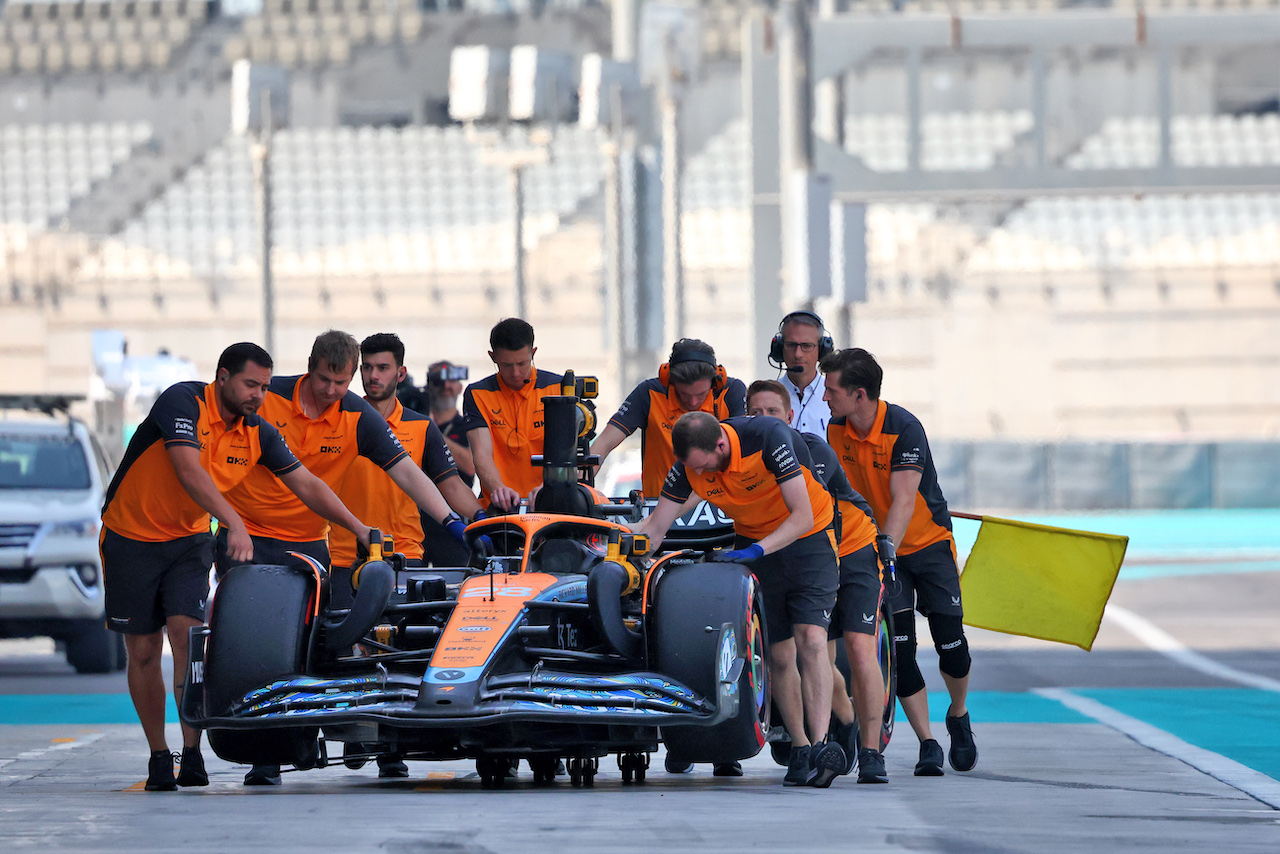 TEST ABU DHABI, McLaren MCL36 of Oscar Piastri (AUS) McLaren pushed down the pit lane by meccanici.
21.11.2022. Formula 1 Testing, Yas Marina Circuit, Abu Dhabi, Monday.
- www.xpbimages.com, EMail: requests@xpbimages.com © Copyright: Charniaux / XPB Images