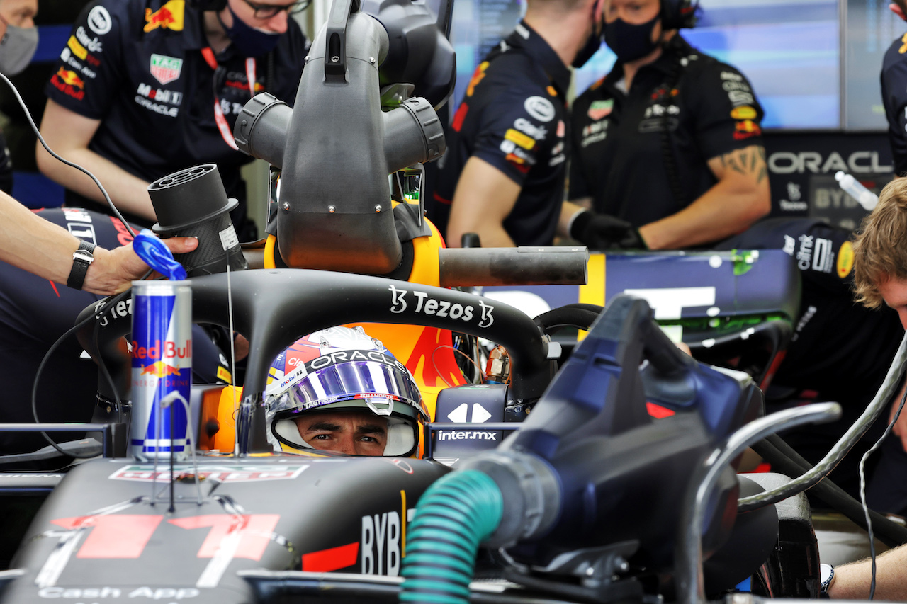 TEST BAHRAIN, Sergio Perez (MEX) Red Bull Racing RB18.
10.03.2022. Formula 1 Testing, Sakhir, Bahrain, Day One.
- www.xpbimages.com, EMail: requests@xpbimages.com © Copyright: Bearne / XPB Images