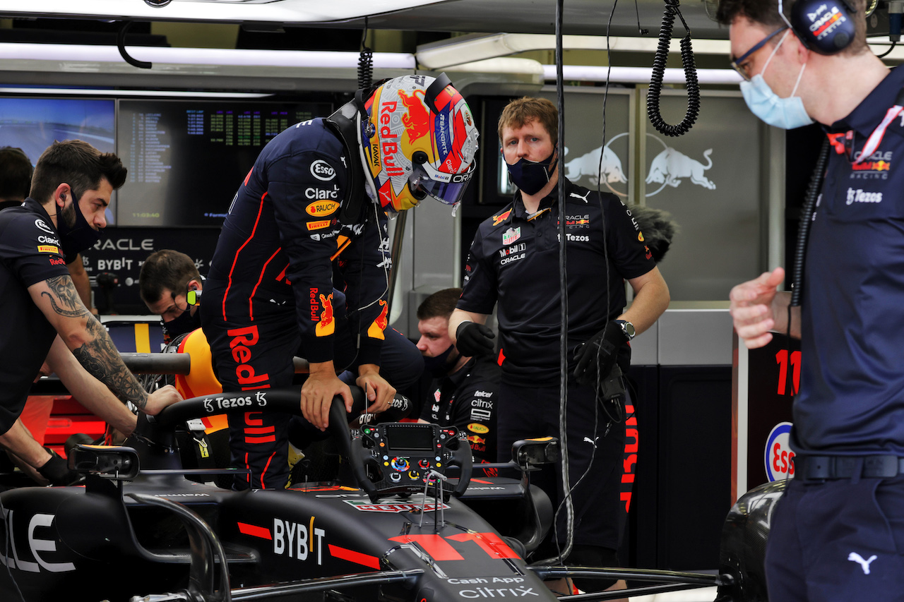 TEST BAHRAIN, Sergio Perez (MEX) Red Bull Racing RB18.
10.03.2022. Formula 1 Testing, Sakhir, Bahrain, Day One.
- www.xpbimages.com, EMail: requests@xpbimages.com © Copyright: Bearne / XPB Images