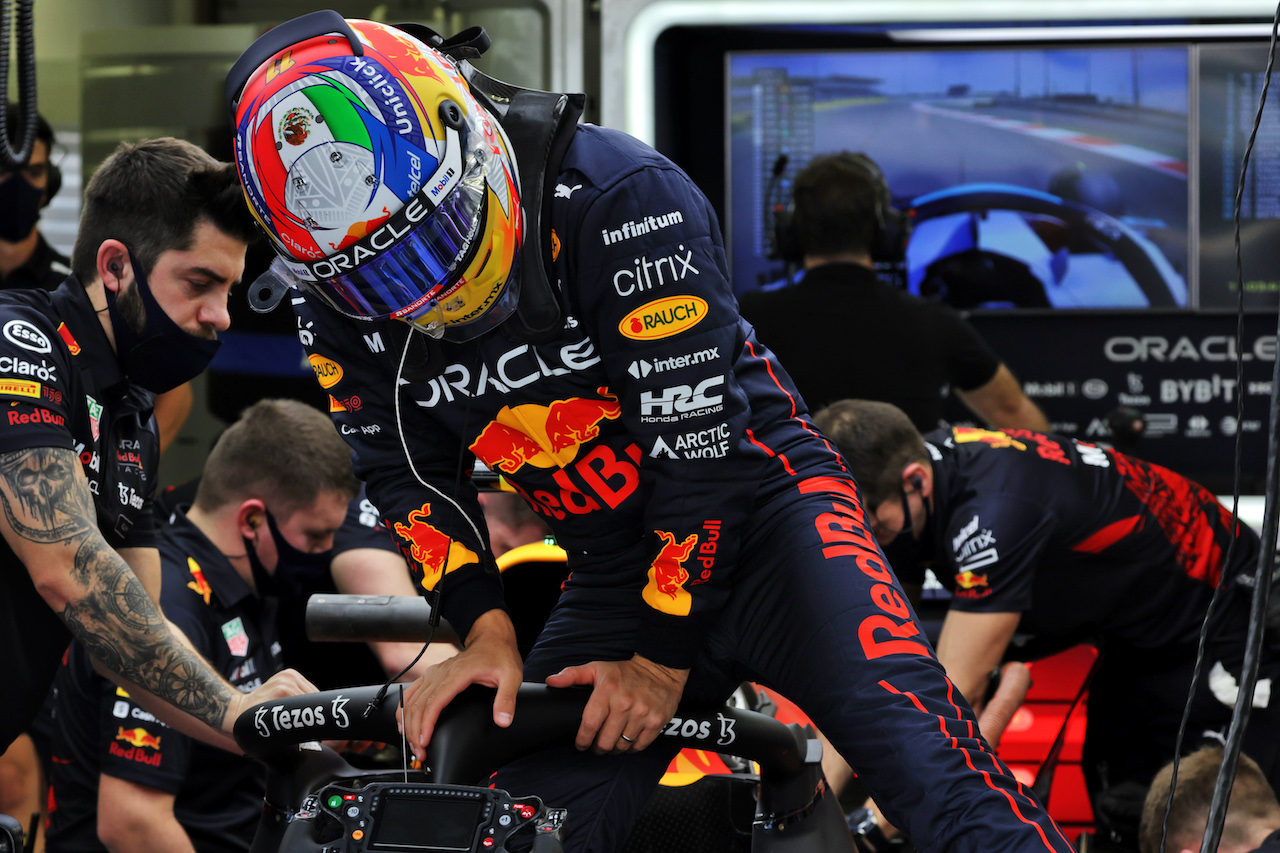 TEST BAHRAIN, Sergio Perez (MEX) Red Bull Racing RB18.
10.03.2022. Formula 1 Testing, Sakhir, Bahrain, Day One.
- www.xpbimages.com, EMail: requests@xpbimages.com © Copyright: Bearne / XPB Images