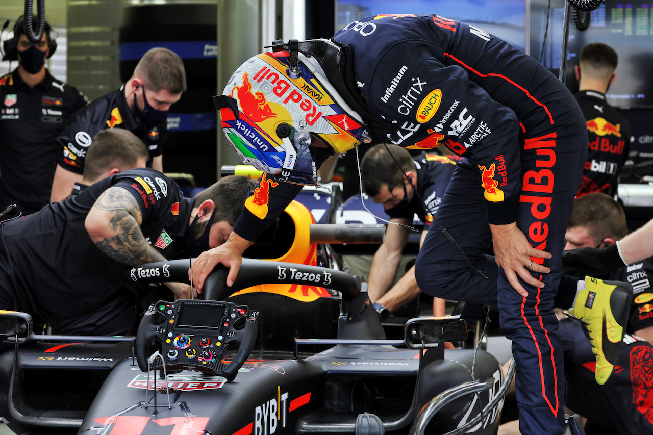 TEST BAHRAIN, Sergio Perez (MEX) Red Bull Racing RB18.
10.03.2022. Formula 1 Testing, Sakhir, Bahrain, Day One.
- www.xpbimages.com, EMail: requests@xpbimages.com © Copyright: Bearne / XPB Images