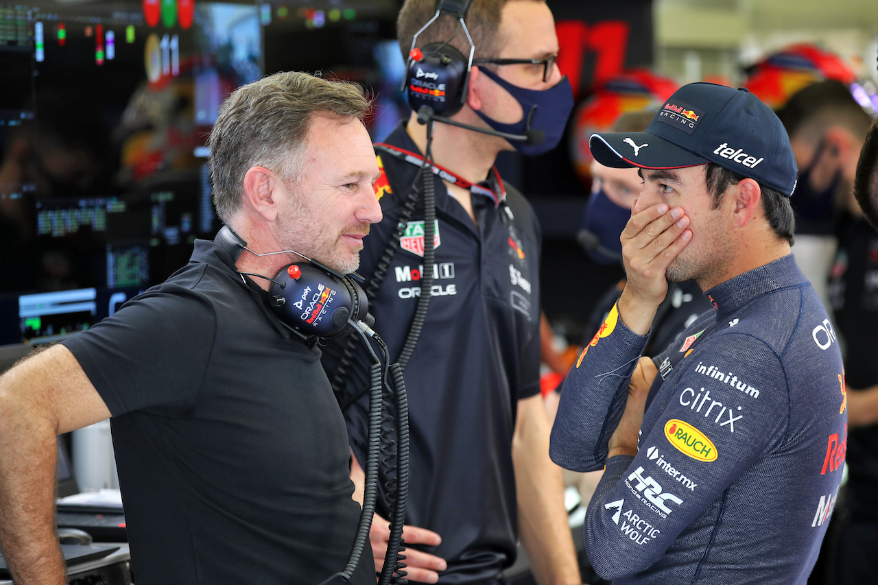 TEST BAHRAIN, (L to R): Christian Horner (GBR) Red Bull Racing Team Principal with Sergio Perez (MEX) Red Bull Racing.
10.03.2022. Formula 1 Testing, Sakhir, Bahrain, Day One.
 - www.xpbimages.com, EMail: requests@xpbimages.com © Copyright: Coates / XPB Images