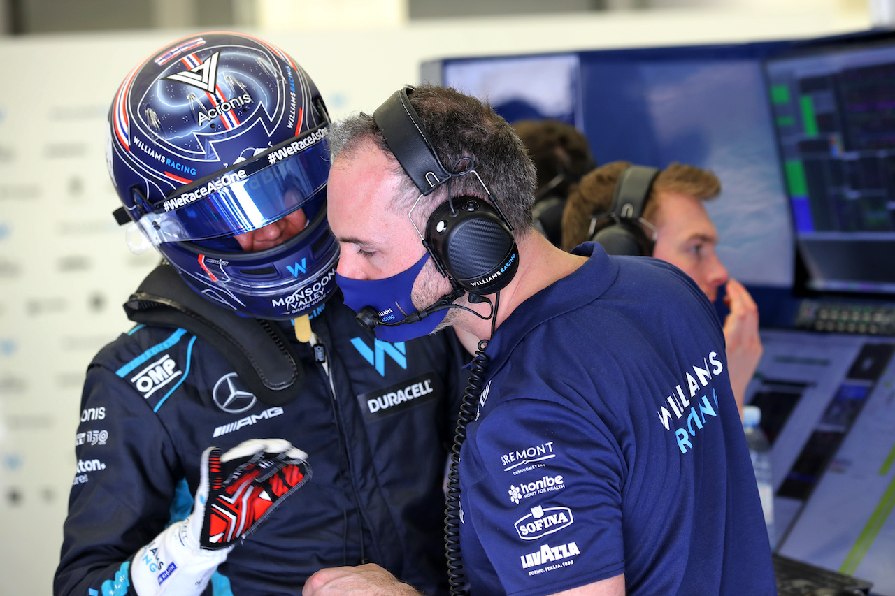 TEST BAHRAIN, Alexander Albon (THA) Williams Racing with James Urwin (GBR) Williams Racing Gara Engineer.
10.03.2022. Formula 1 Testing, Sakhir, Bahrain, Day One.
 - www.xpbimages.com, EMail: requests@xpbimages.com © Copyright: Coates / XPB Images
