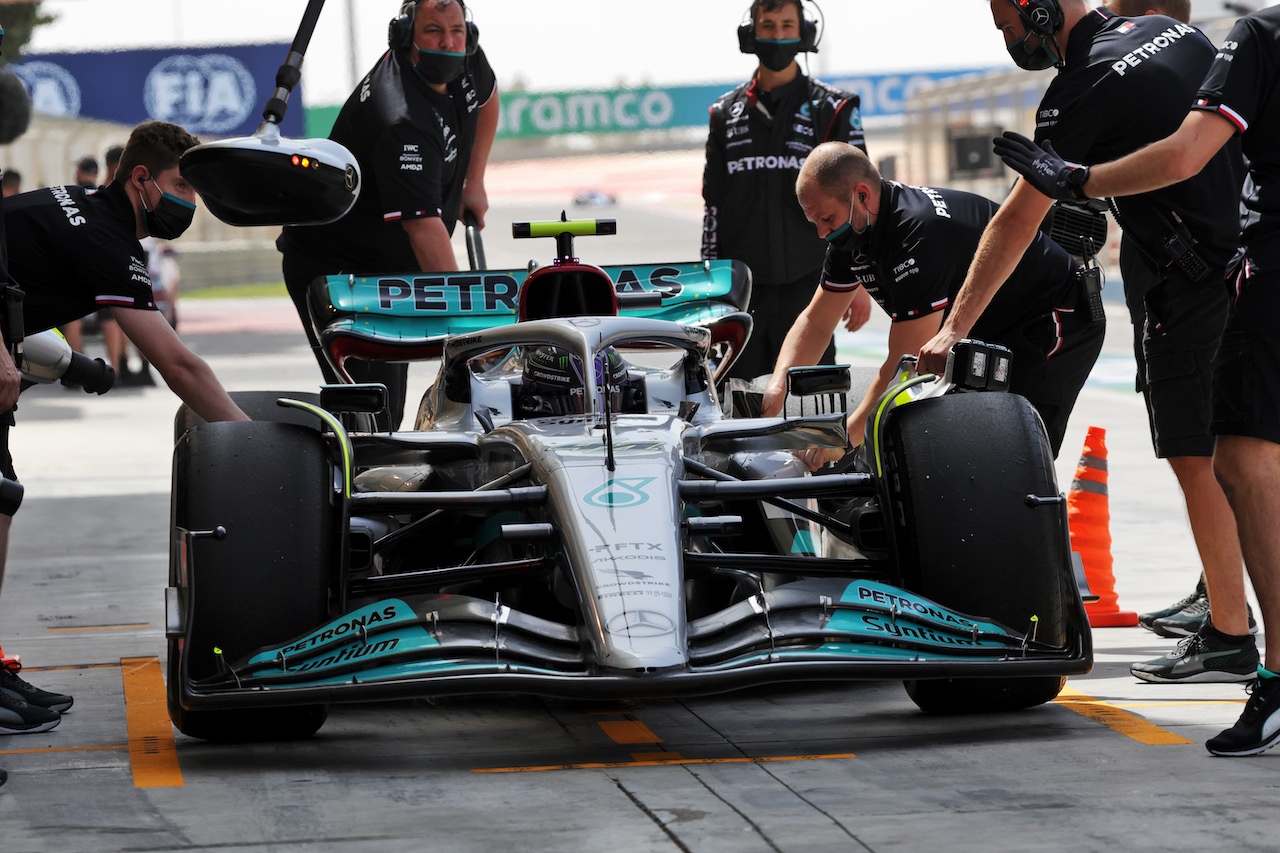 TEST BAHRAIN, Lewis Hamilton (GBR) Mercedes AMG F1 W13.
10.03.2022. Formula 1 Testing, Sakhir, Bahrain, Day One.
- www.xpbimages.com, EMail: requests@xpbimages.com © Copyright: Bearne / XPB Images