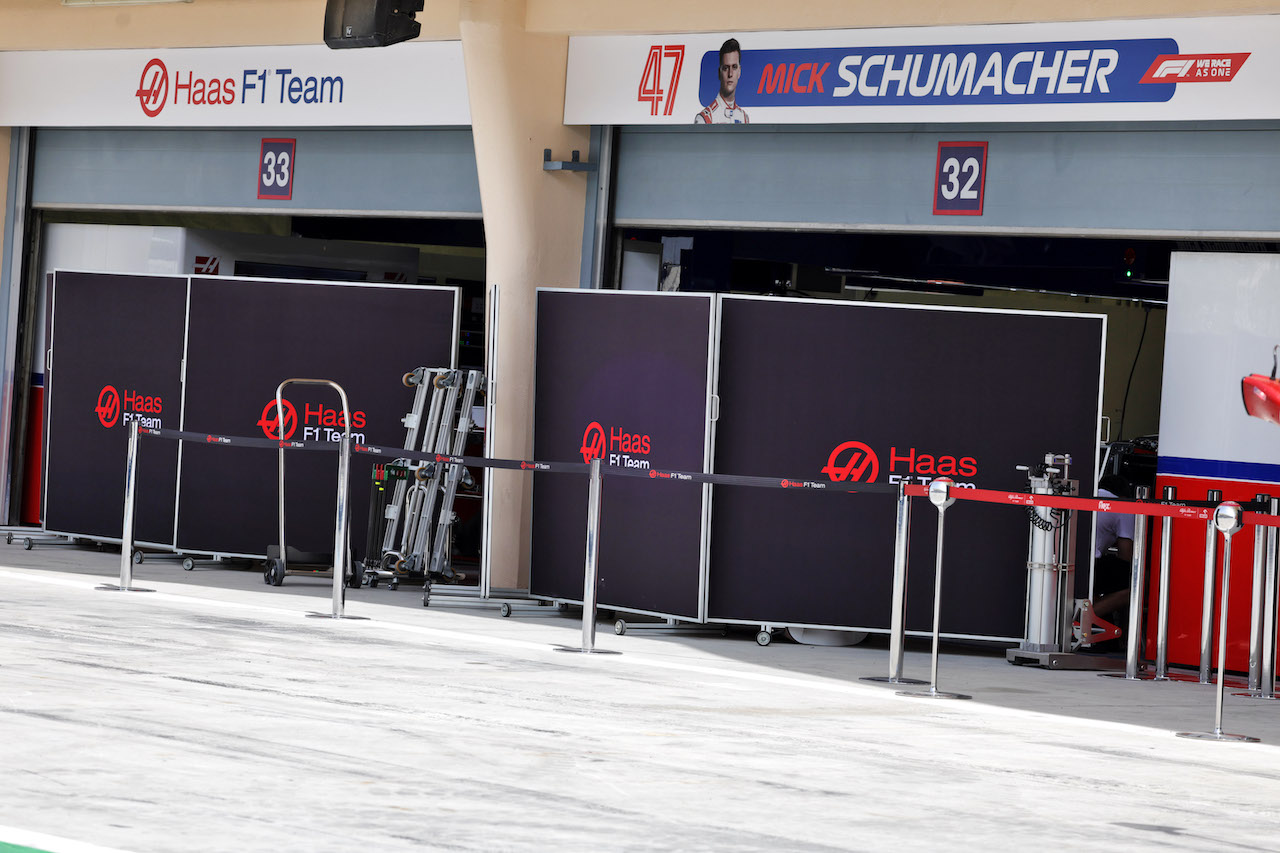 TEST BAHRAIN, Haas F1 Team garage with screens.
10.03.2022. Formula 1 Testing, Sakhir, Bahrain, Day One.
- www.xpbimages.com, EMail: requests@xpbimages.com © Copyright: Bearne / XPB Images