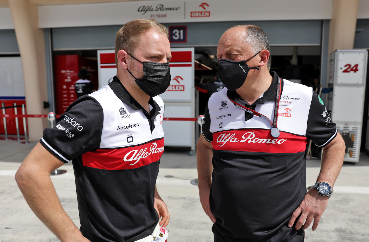 TEST BAHRAIN, (L to R): Valtteri Bottas (FIN) Mercedes AMG F1 with Frederic Vasseur (FRA) Alfa Romeo F1 Team Team Principal.
10.03.2022. Formula 1 Testing, Sakhir, Bahrain, Day One.
- www.xpbimages.com, EMail: requests@xpbimages.com © Copyright: Bearne / XPB Images
