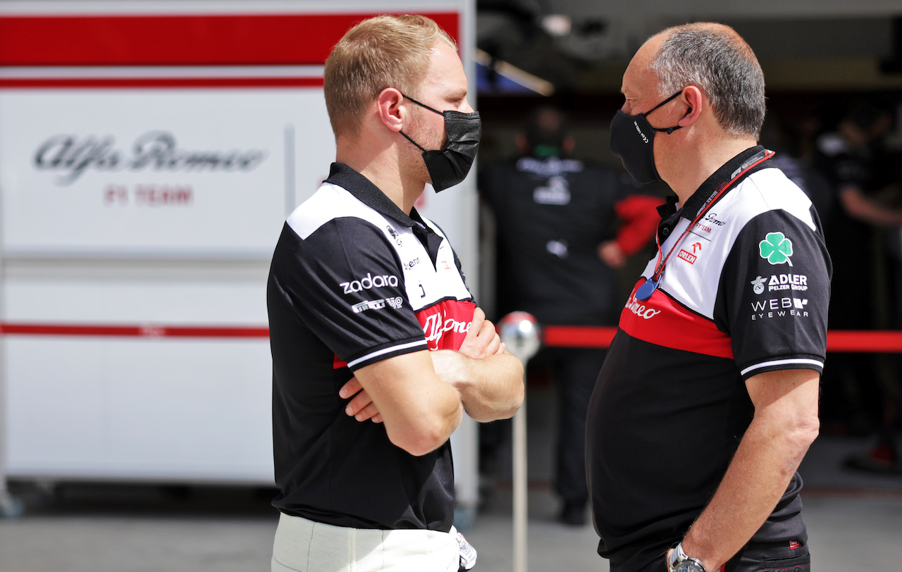 TEST BAHRAIN, (L to R): Valtteri Bottas (FIN) Mercedes AMG F1 with Frederic Vasseur (FRA) Alfa Romeo F1 Team Team Principal.
10.03.2022. Formula 1 Testing, Sakhir, Bahrain, Day One.
- www.xpbimages.com, EMail: requests@xpbimages.com © Copyright: Bearne / XPB Images