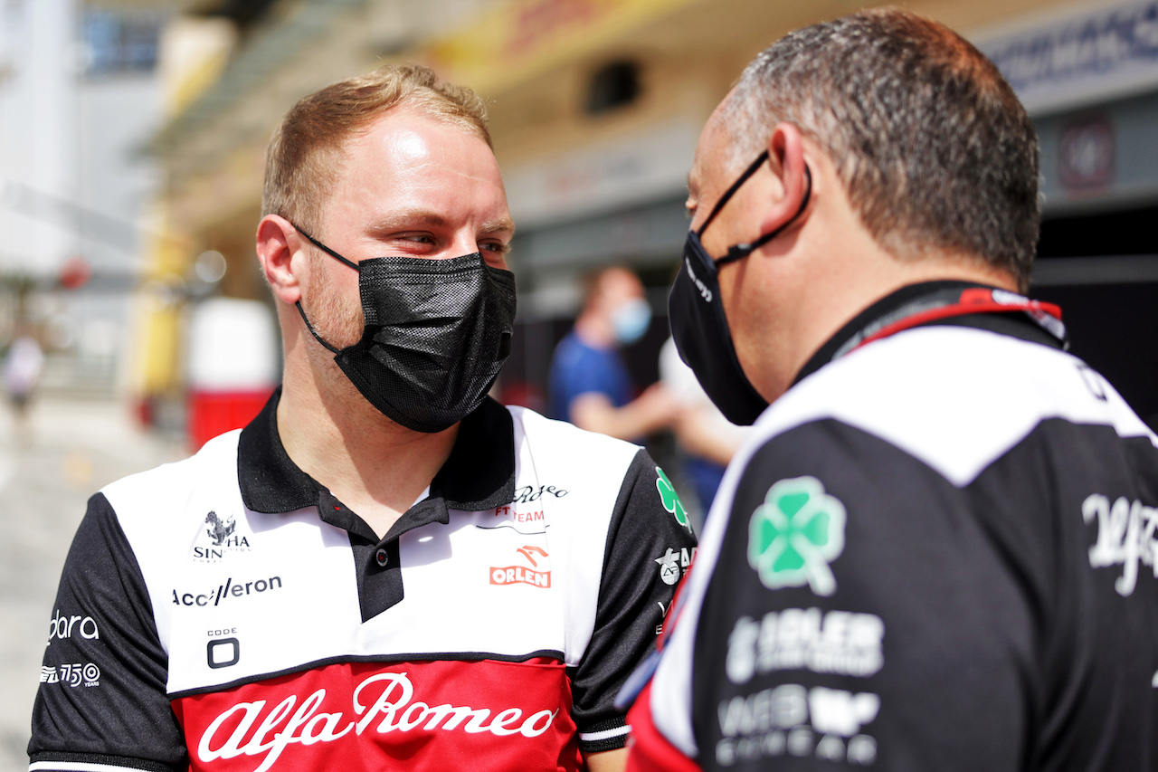 TEST BAHRAIN, (L to R): Valtteri Bottas (FIN) Mercedes AMG F1 with Frederic Vasseur (FRA) Alfa Romeo F1 Team Team Principal.
10.03.2022. Formula 1 Testing, Sakhir, Bahrain, Day One.
- www.xpbimages.com, EMail: requests@xpbimages.com © Copyright: Bearne / XPB Images