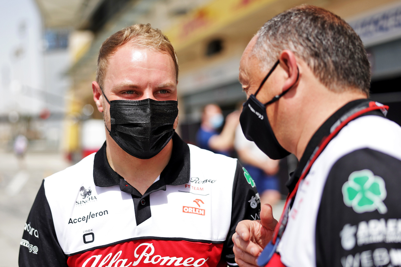 TEST BAHRAIN, (L to R): Valtteri Bottas (FIN) Mercedes AMG F1 with Frederic Vasseur (FRA) Alfa Romeo F1 Team Team Principal.
10.03.2022. Formula 1 Testing, Sakhir, Bahrain, Day One.
- www.xpbimages.com, EMail: requests@xpbimages.com © Copyright: Bearne / XPB Images