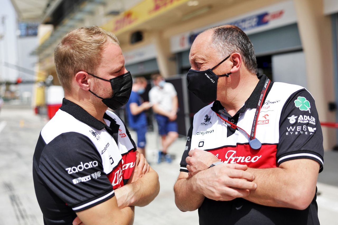 TEST BAHRAIN, (L to R): Valtteri Bottas (FIN) Mercedes AMG F1 with Frederic Vasseur (FRA) Alfa Romeo F1 Team Team Principal.
10.03.2022. Formula 1 Testing, Sakhir, Bahrain, Day One.
- www.xpbimages.com, EMail: requests@xpbimages.com © Copyright: Bearne / XPB Images