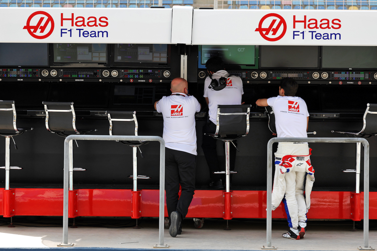 TEST BAHRAIN, Pietro Fittipaldi (BRA) Haas F1 Team Reserve Driver on the pit gantry.
10.03.2022. Formula 1 Testing, Sakhir, Bahrain, Day One.
- www.xpbimages.com, EMail: requests@xpbimages.com © Copyright: Bearne / XPB Images