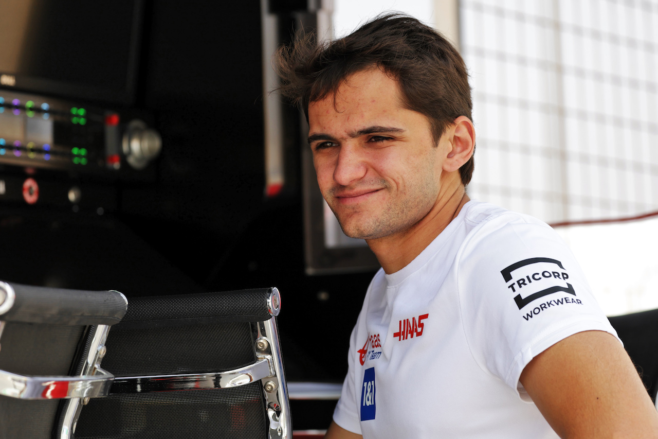 TEST BAHRAIN, Pietro Fittipaldi (BRA) Haas F1 Team Reserve Driver on the pit gantry.
10.03.2022. Formula 1 Testing, Sakhir, Bahrain, Day One.
- www.xpbimages.com, EMail: requests@xpbimages.com © Copyright: Bearne / XPB Images