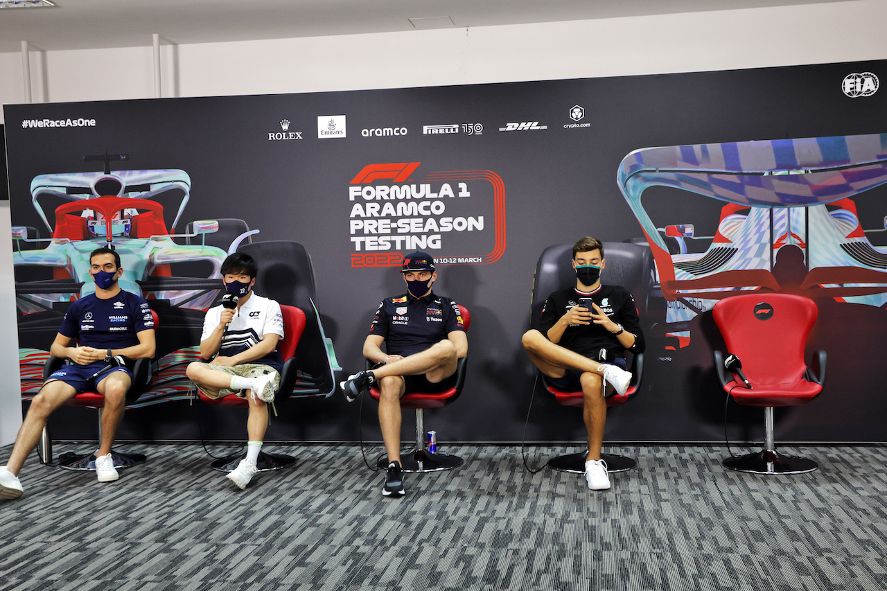 TEST BAHRAIN, (L to R): Nicholas Latifi (CDN) Williams Racing; Yuki Tsunoda (JPN) AlphaTauri; Max Verstappen (NLD) Red Bull Racing; e George Russell (GBR) Mercedes AMG F1, in the FIA Press Conference.
10.03.2022. Formula 1 Testing, Sakhir, Bahrain, Day One.
- www.xpbimages.com, EMail: requests@xpbimages.com © Copyright: Bearne / XPB Images