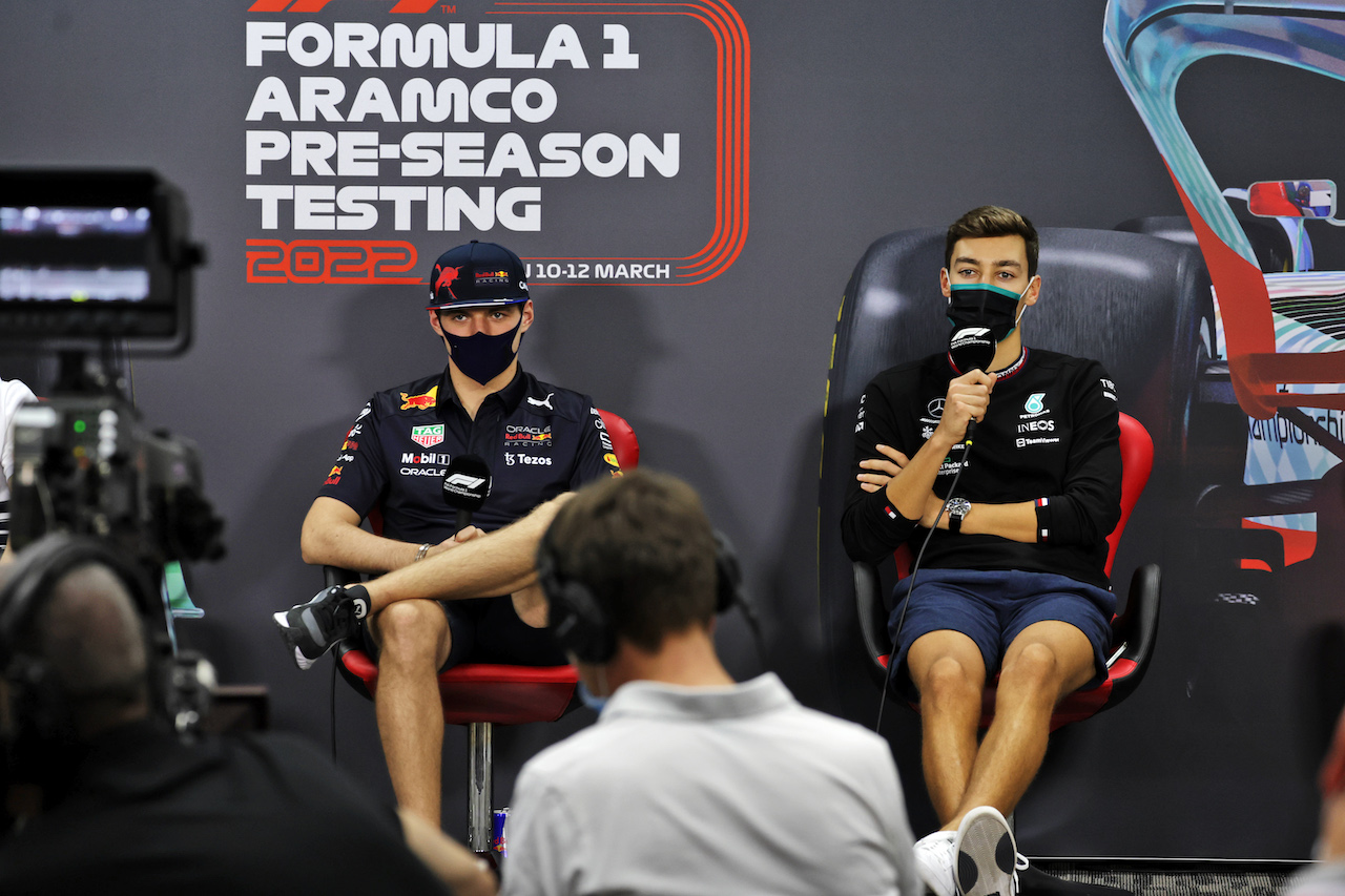 TEST BAHRAIN, (L to R): Max Verstappen (NLD) Red Bull Racing e George Russell (GBR) Mercedes AMG F1 in the FIA Press Conference.
10.03.2022. Formula 1 Testing, Sakhir, Bahrain, Day One.
- www.xpbimages.com, EMail: requests@xpbimages.com © Copyright: Bearne / XPB Images