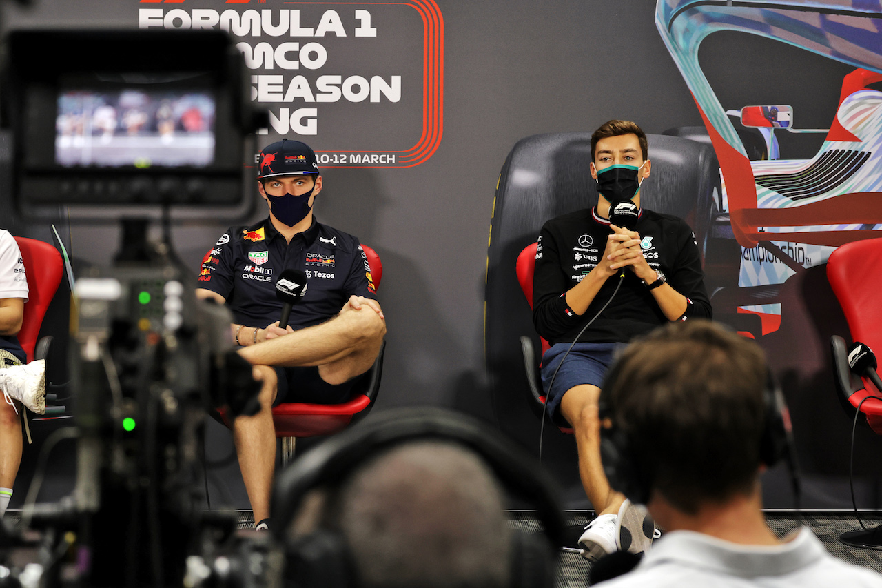 TEST BAHRAIN, (L to R): Max Verstappen (NLD) Red Bull Racing e George Russell (GBR) Mercedes AMG F1 in the FIA Press Conference.
10.03.2022. Formula 1 Testing, Sakhir, Bahrain, Day One.
- www.xpbimages.com, EMail: requests@xpbimages.com © Copyright: Bearne / XPB Images
