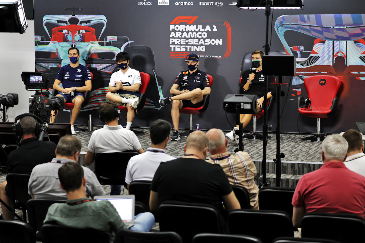 TEST BAHRAIN, (L to R): Nicholas Latifi (CDN) Williams Racing; Yuki Tsunoda (JPN) AlphaTauri; Max Verstappen (NLD) Red Bull Racing; e George Russell (GBR) Mercedes AMG F1, in the FIA Press Conference.
10.03.2022. Formula 1 Testing, Sakhir, Bahrain, Day One.
- www.xpbimages.com, EMail: requests@xpbimages.com © Copyright: Bearne / XPB Images