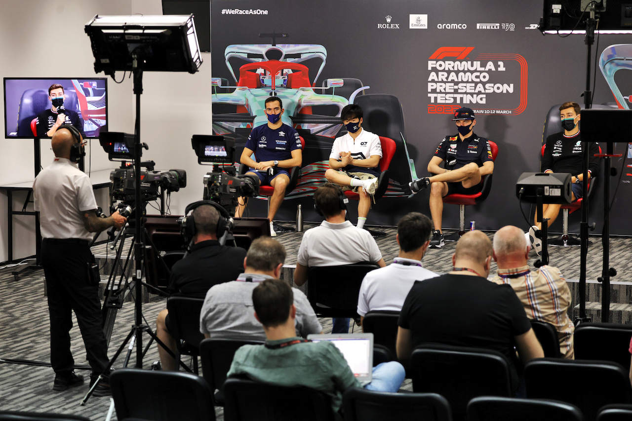 TEST BAHRAIN, (L to R): Nicholas Latifi (CDN) Williams Racing; Yuki Tsunoda (JPN) AlphaTauri; Max Verstappen (NLD) Red Bull Racing; e George Russell (GBR) Mercedes AMG F1, in the FIA Press Conference.
10.03.2022. Formula 1 Testing, Sakhir, Bahrain, Day One.
- www.xpbimages.com, EMail: requests@xpbimages.com © Copyright: Bearne / XPB Images