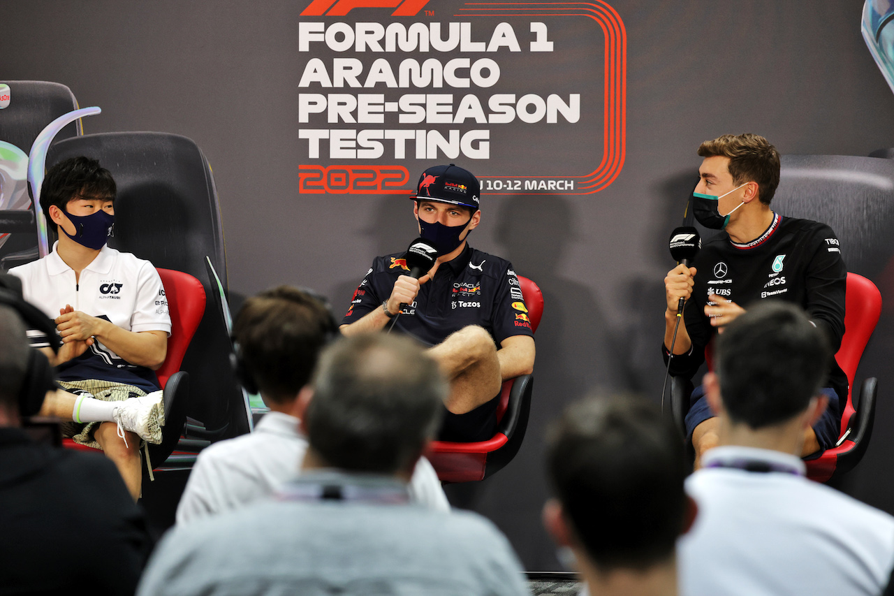 TEST BAHRAIN, (L to R): Yuki Tsunoda (JPN) AlphaTauri; Max Verstappen (NLD) Red Bull Racing; e George Russell (GBR) Mercedes AMG F1, in the FIA Press Conference.
10.03.2022. Formula 1 Testing, Sakhir, Bahrain, Day One.
- www.xpbimages.com, EMail: requests@xpbimages.com © Copyright: Bearne / XPB Images