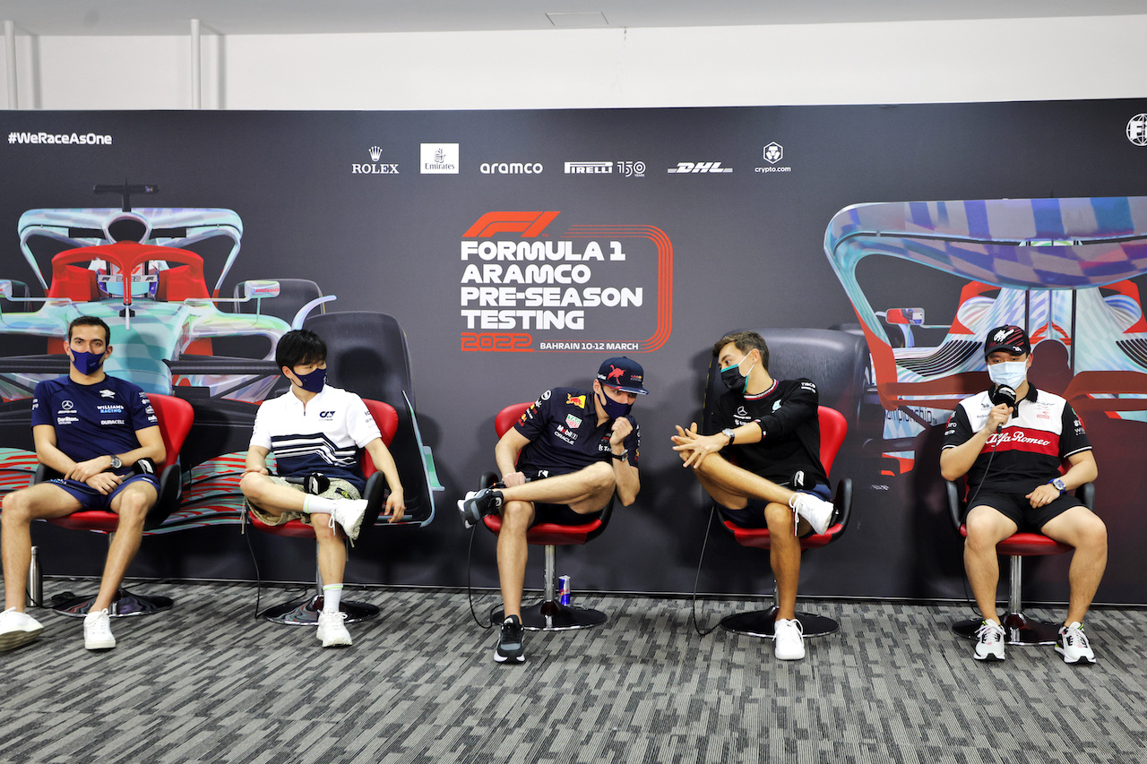 TEST BAHRAIN, (L to R): Nicholas Latifi (CDN) Williams Racing; Yuki Tsunoda (JPN) AlphaTauri; Max Verstappen (NLD) Red Bull Racing; George Russell (GBR) Mercedes AMG F1; e Guanyu Zhou (CHN) Alfa Romeo F1 Team, in the FIA Press Conference.
10.03.2022. Formula 1 Testing, Sakhir, Bahrain, Day One.
- www.xpbimages.com, EMail: requests@xpbimages.com © Copyright: Bearne / XPB Images
