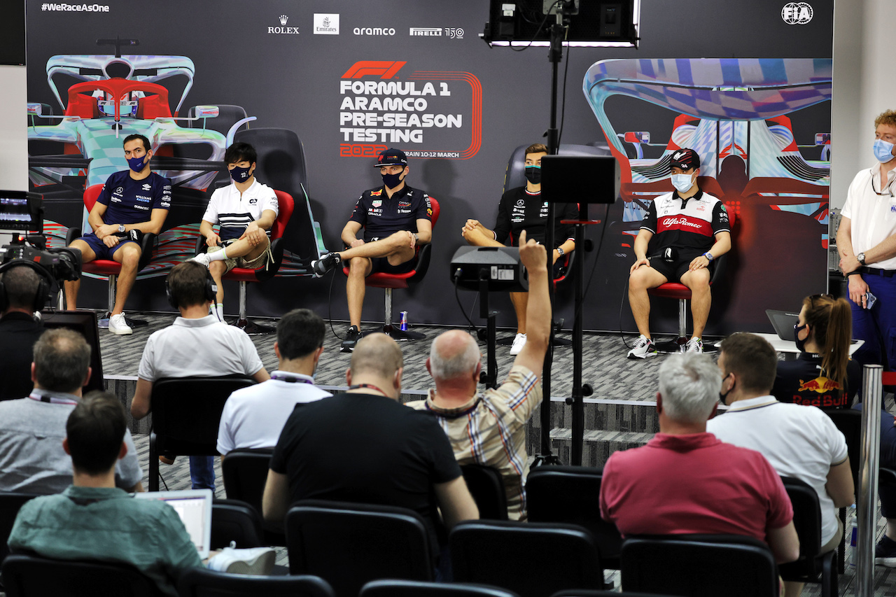 TEST BAHRAIN, (L to R): Nicholas Latifi (CDN) Williams Racing; Yuki Tsunoda (JPN) AlphaTauri; Max Verstappen (NLD) Red Bull Racing; George Russell (GBR) Mercedes AMG F1; e Guanyu Zhou (CHN) Alfa Romeo F1 Team, in the FIA Press Conference.
10.03.2022. Formula 1 Testing, Sakhir, Bahrain, Day One.
- www.xpbimages.com, EMail: requests@xpbimages.com © Copyright: Bearne / XPB Images