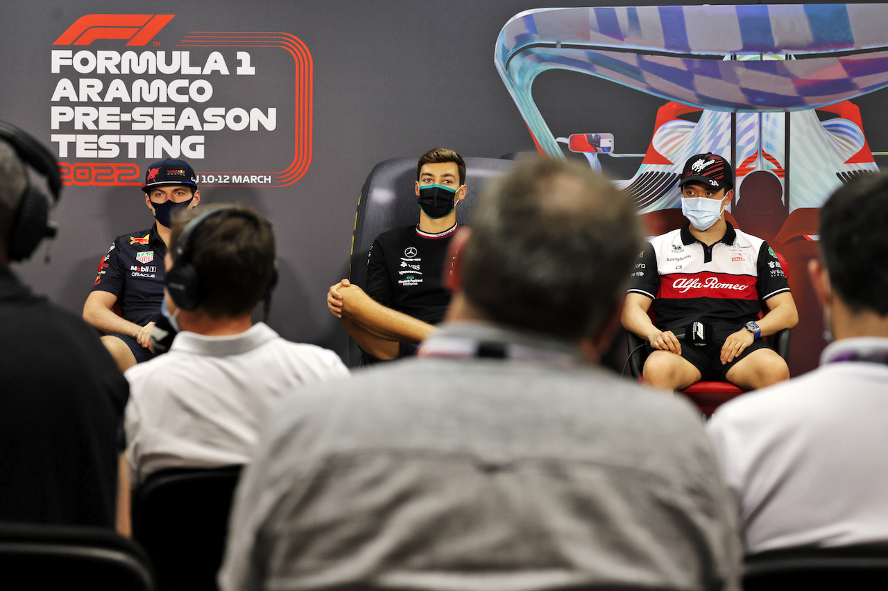 TEST BAHRAIN, (L to R): Max Verstappen (NLD) Red Bull Racing; George Russell (GBR) Mercedes AMG F1; e Guanyu Zhou (CHN) Alfa Romeo F1 Team in the FIA Press Conference.
10.03.2022. Formula 1 Testing, Sakhir, Bahrain, Day One.
- www.xpbimages.com, EMail: requests@xpbimages.com © Copyright: Bearne / XPB Images