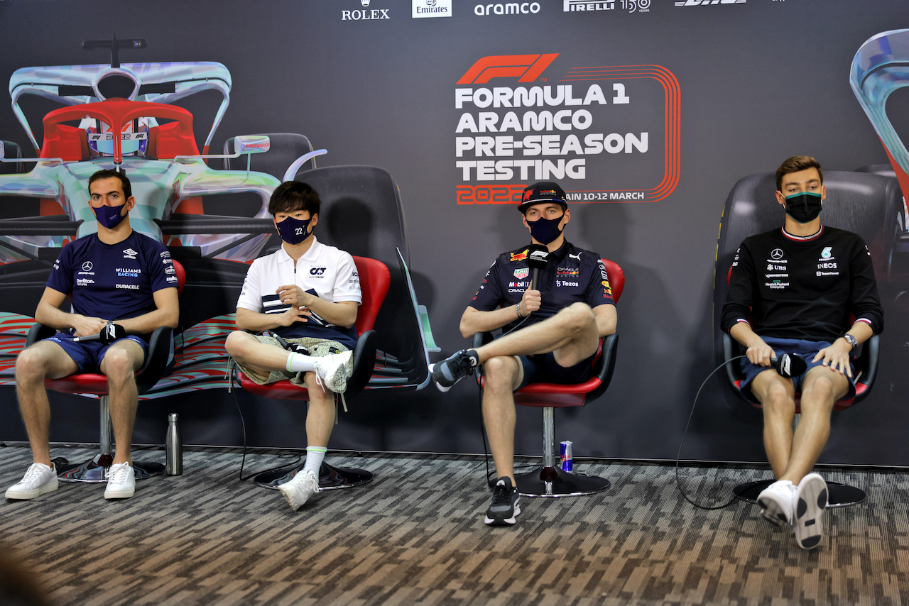 TEST BAHRAIN, (L to R): Nicholas Latifi (CDN) Williams Racing; Yuki Tsunoda (JPN) AlphaTauri; Max Verstappen (NLD) Red Bull Racing; e George Russell (GBR) Mercedes AMG F1, in the FIA Press Conference.
10.03.2022. Formula 1 Testing, Sakhir, Bahrain, Day One.
- www.xpbimages.com, EMail: requests@xpbimages.com © Copyright: Bearne / XPB Images