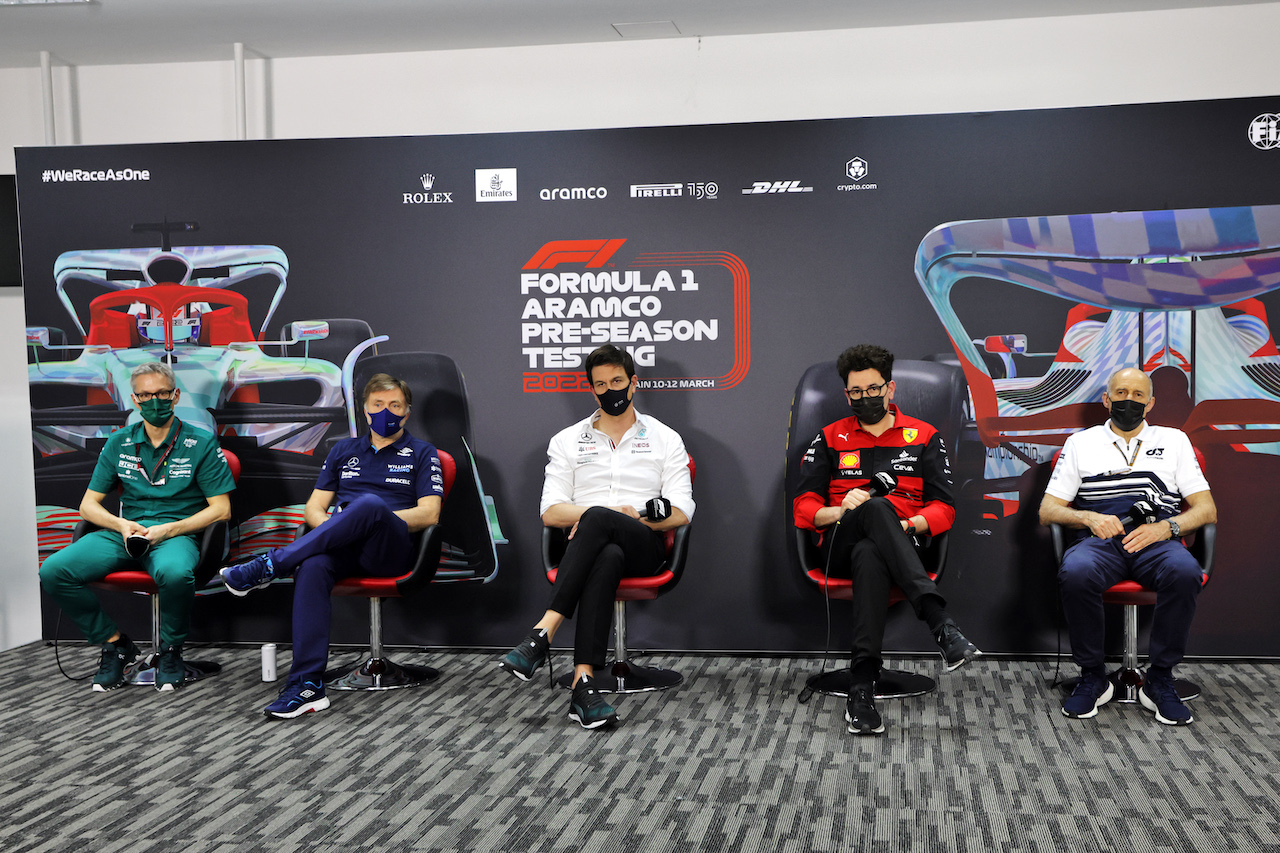 TEST BAHRAIN, (L to R): Mike Krack (LUX) Aston Martin F1 Team, Team Principal; Jost Capito (GER) Williams Racing Chief Executive Officer; Toto Wolff (GER) Mercedes AMG F1 Shareholder e Executive Director; Mattia Binotto (ITA) Ferrari Team Principal; e Franz Tost (AUT) AlphaTauri Team Principal, in the FIA Press Conference.
10.03.2022. Formula 1 Testing, Sakhir, Bahrain, Day One.
- www.xpbimages.com, EMail: requests@xpbimages.com © Copyright: Bearne / XPB Images
