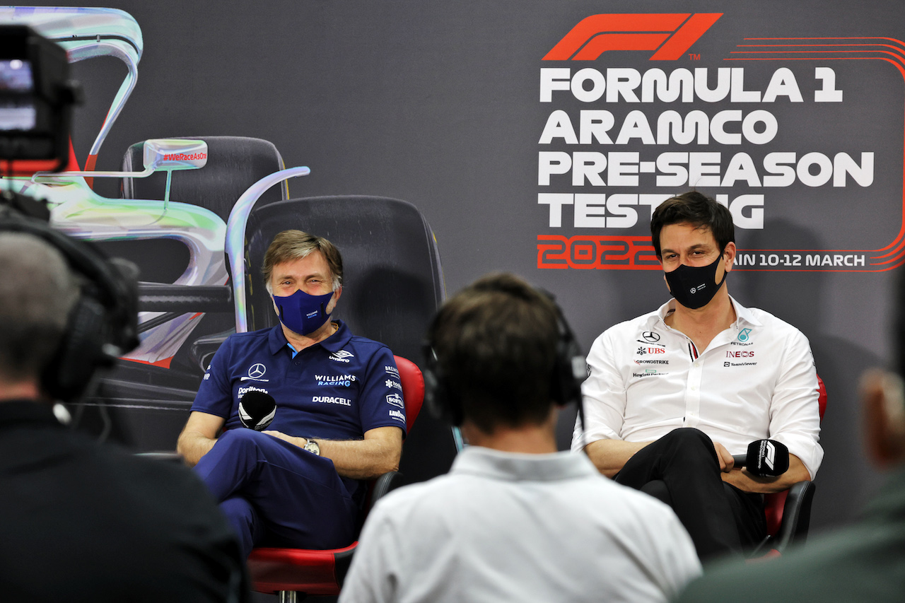 TEST BAHRAIN, (L to R): Jost Capito (GER) Williams Racing Chief Executive Officer e Toto Wolff (GER) Mercedes AMG F1 Shareholder e Executive Director in the FIA Press Conference.
10.03.2022. Formula 1 Testing, Sakhir, Bahrain, Day One.
- www.xpbimages.com, EMail: requests@xpbimages.com © Copyright: Bearne / XPB Images