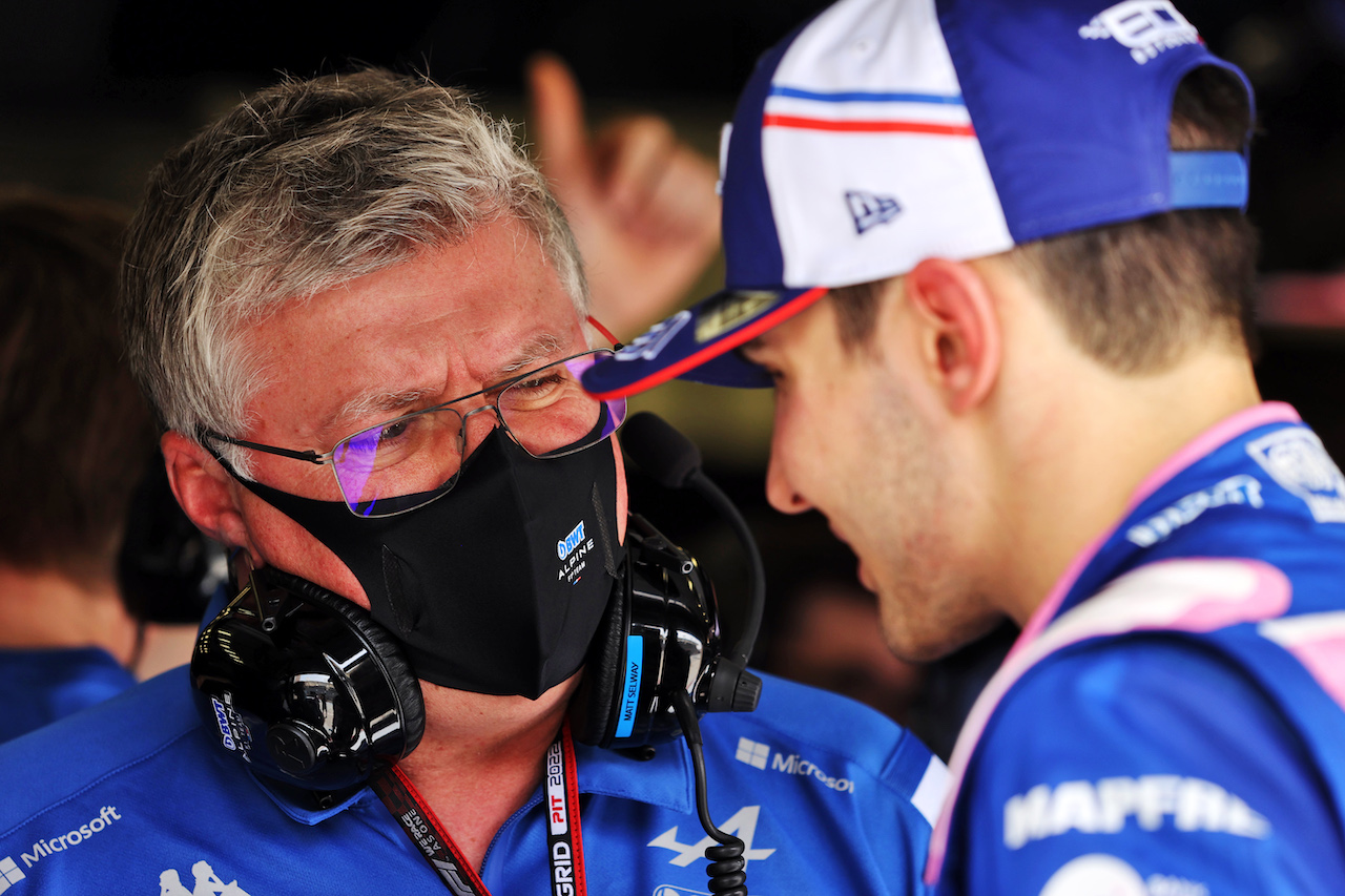 TEST BAHRAIN, (L to R): Otmar Szafnauer (USA) Alpine F1 Team, Team Principal with Esteban Ocon (FRA) Alpine F1 Team.
10.03.2022. Formula 1 Testing, Sakhir, Bahrain, Day One.
- www.xpbimages.com, EMail: requests@xpbimages.com © Copyright: Moy / XPB Images