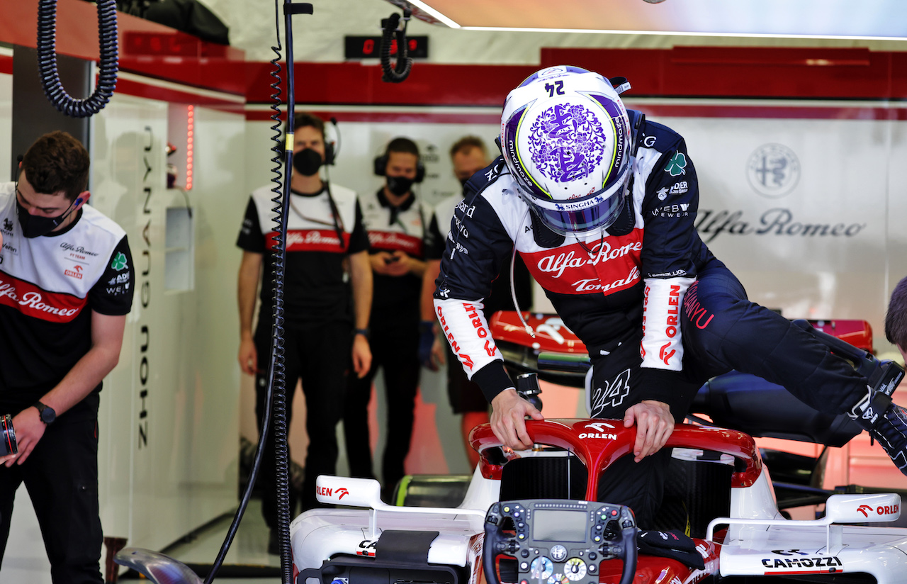 TEST BAHRAIN, Guanyu Zhou (CHN) Alfa Romeo F1 Team C42.
10.03.2022. Formula 1 Testing, Sakhir, Bahrain, Day One.
- www.xpbimages.com, EMail: requests@xpbimages.com © Copyright: Bearne / XPB Images