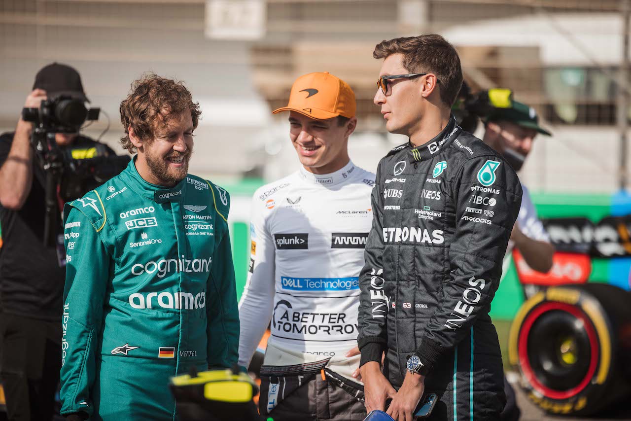 TEST BAHRAIN, (L to R): Sebastian Vettel (GER) Aston Martin F1 Team with Lando Norris (GBR) McLaren e George Russell (GBR) Mercedes AMG F1.
10.03.2022. Formula 1 Testing, Sakhir, Bahrain, Day One.
- www.xpbimages.com, EMail: requests@xpbimages.com © Copyright: Bearne / XPB Images