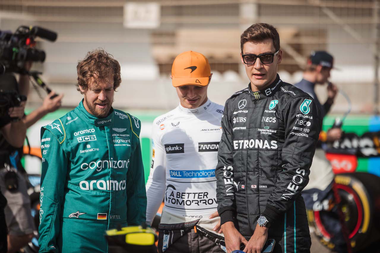 TEST BAHRAIN, (L to R): Sebastian Vettel (GER) Aston Martin F1 Team with Lando Norris (GBR) McLaren e George Russell (GBR) Mercedes AMG F1.
10.03.2022. Formula 1 Testing, Sakhir, Bahrain, Day One.
- www.xpbimages.com, EMail: requests@xpbimages.com © Copyright: Bearne / XPB Images