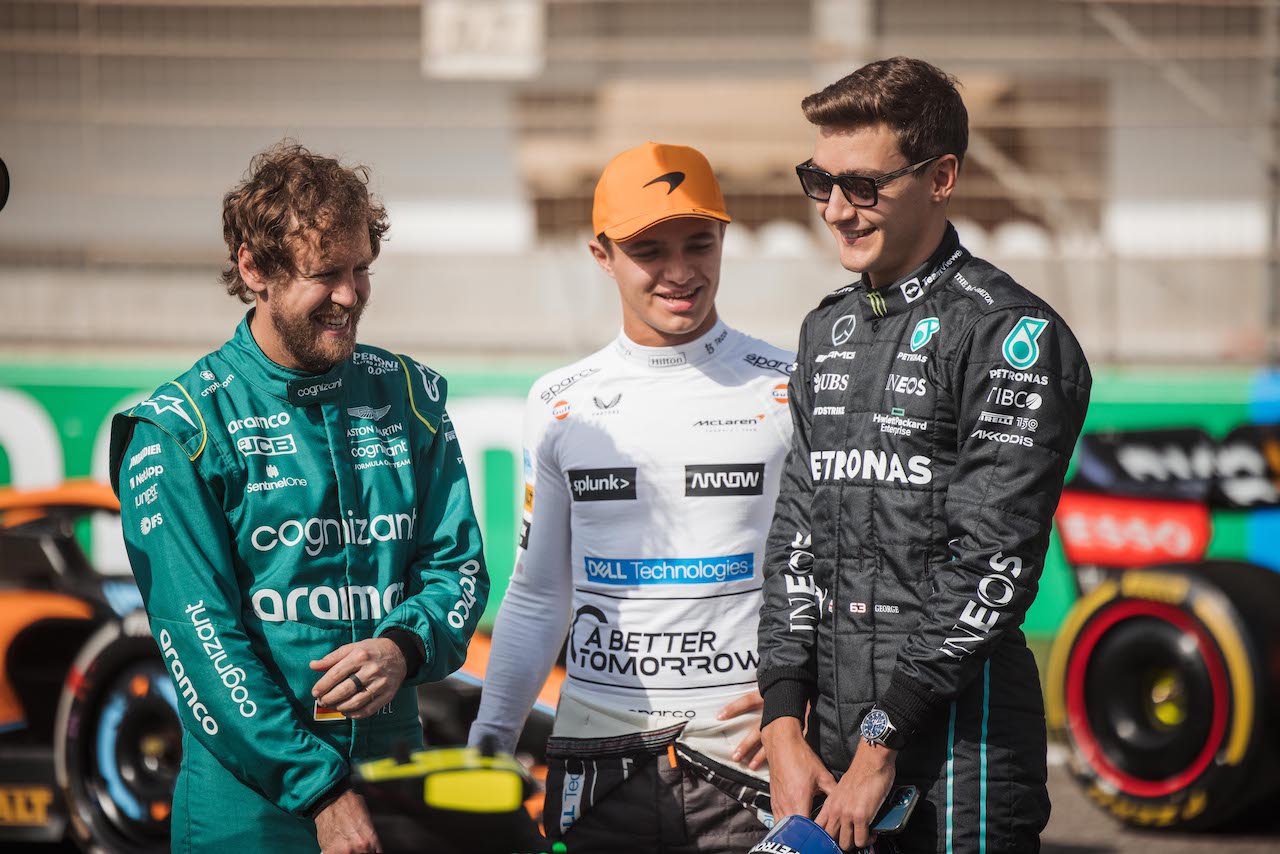 TEST BAHRAIN, (L to R): Sebastian Vettel (GER) Aston Martin F1 Team with Lando Norris (GBR) McLaren e George Russell (GBR) Mercedes AMG F1.
10.03.2022. Formula 1 Testing, Sakhir, Bahrain, Day One.
- www.xpbimages.com, EMail: requests@xpbimages.com © Copyright: Bearne / XPB Images