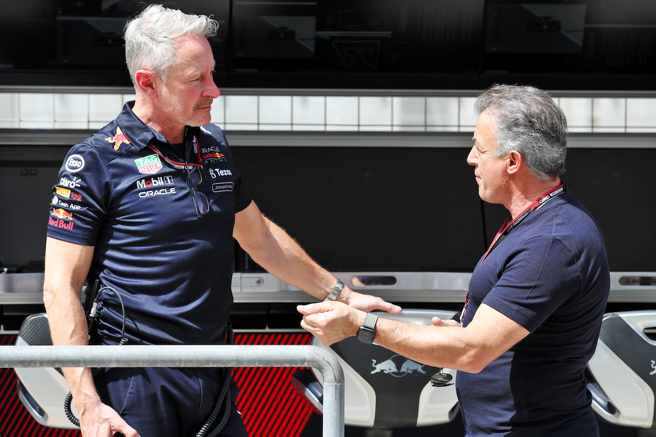 TEST BAHRAIN, (L to R): Jonathan Wheatley (GBR) Red Bull Racing Team Manager with Jean Alesi (FRA).
10.03.2022. Formula 1 Testing, Sakhir, Bahrain, Day One.
 - www.xpbimages.com, EMail: requests@xpbimages.com © Copyright: Coates / XPB Images