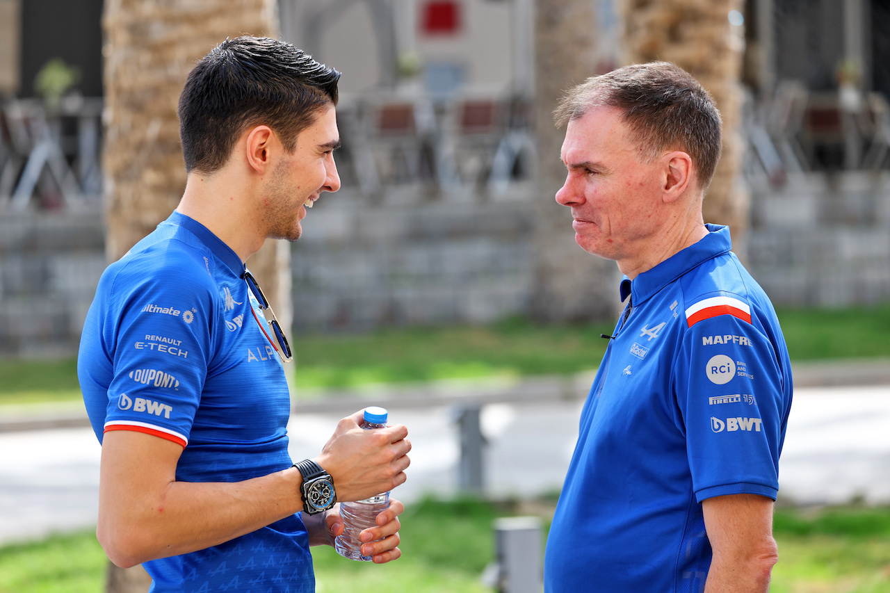 TEST BAHRAIN, (L to R): Esteban Ocon (FRA) Alpine F1 Team with Alan Permane (GBR) Alpine F1 Team Trackside Operations Director.
11.03.2022. Formula 1 Testing, Sakhir, Bahrain, Day Two.
- www.xpbimages.com, EMail: requests@xpbimages.com © Copyright: Batchelor / XPB Images