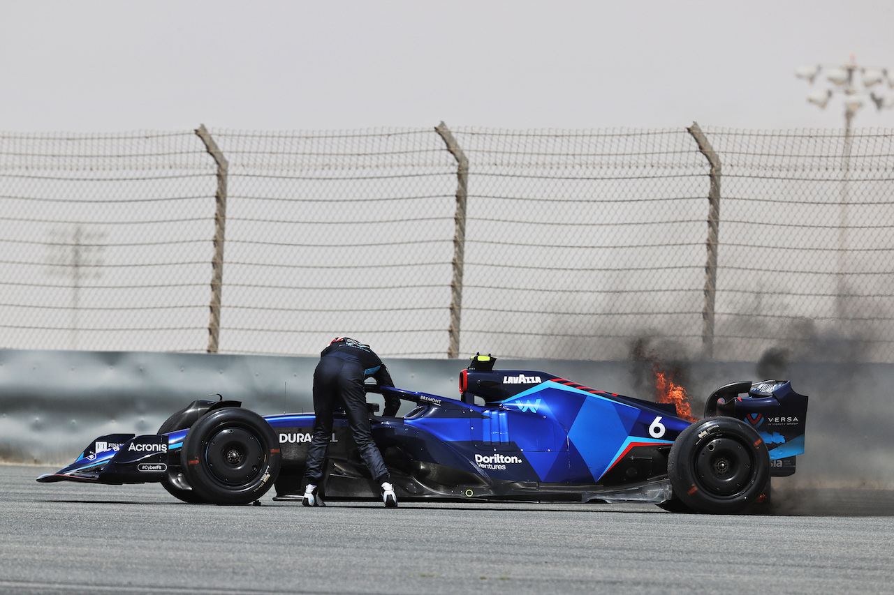TEST BAHRAIN, Nicholas Latifi (CDN) Williams Racing FW44 stopped on the circuit with the rear brakes on fire.
11.03.2022. Formula 1 Testing, Sakhir, Bahrain, Day Two.
- www.xpbimages.com, EMail: requests@xpbimages.com © Copyright: Moy / XPB Images