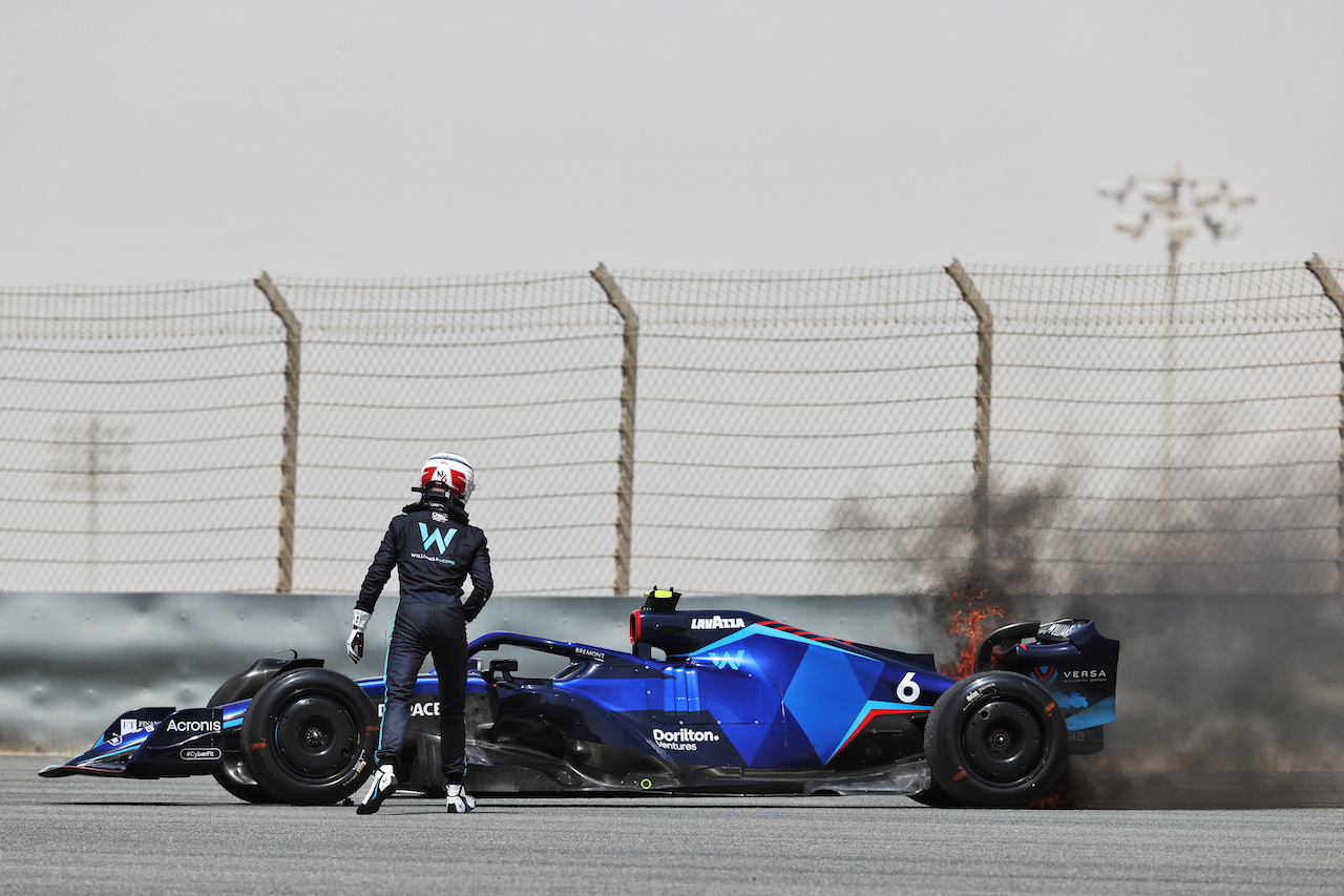 TEST BAHRAIN, Nicholas Latifi (CDN) Williams Racing FW44 stopped on the circuit with the rear brakes on fire.
11.03.2022. Formula 1 Testing, Sakhir, Bahrain, Day Two.
- www.xpbimages.com, EMail: requests@xpbimages.com © Copyright: Moy / XPB Images
