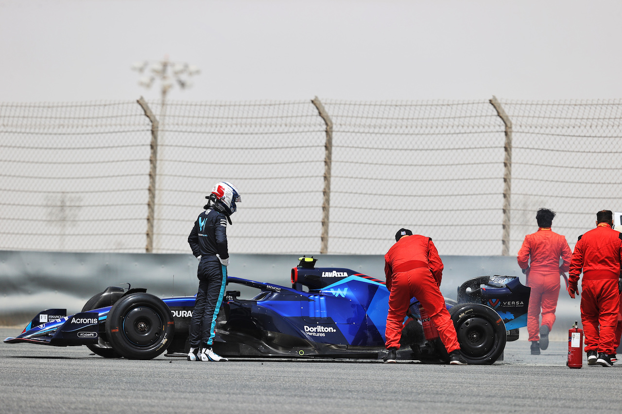 TEST BAHRAIN, Nicholas Latifi (CDN) Williams Racing FW44 stopped on the circuit with the rear brakes on fire.
11.03.2022. Formula 1 Testing, Sakhir, Bahrain, Day Two.
- www.xpbimages.com, EMail: requests@xpbimages.com © Copyright: Moy / XPB Images