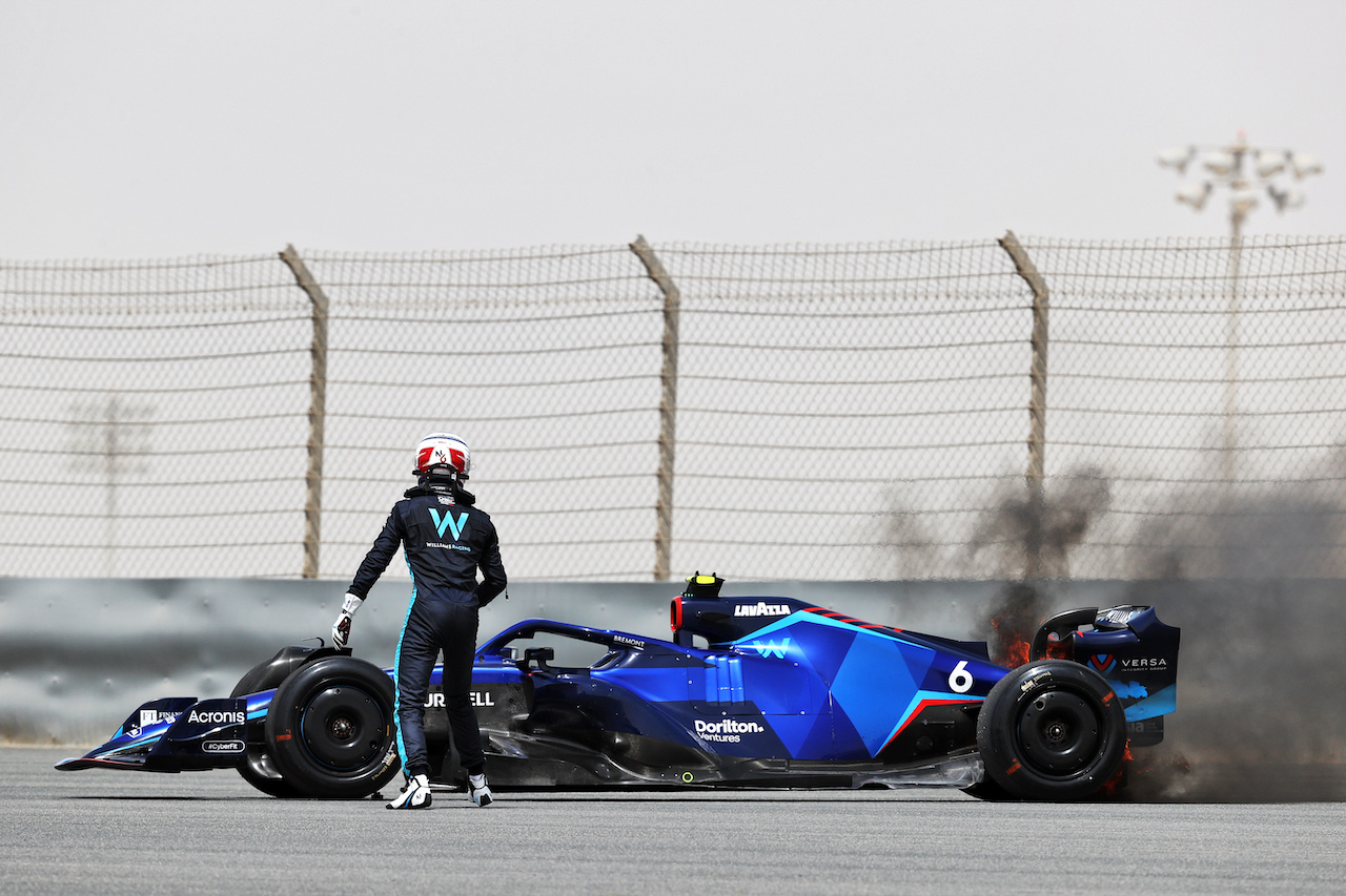 TEST BAHRAIN, Nicholas Latifi (CDN) Williams Racing FW44 stopped on the circuit with the rear brakes on fire.
11.03.2022. Formula 1 Testing, Sakhir, Bahrain, Day Two.
- www.xpbimages.com, EMail: requests@xpbimages.com © Copyright: Moy / XPB Images
