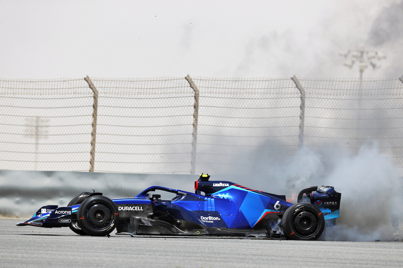 TEST BAHRAIN, Nicholas Latifi (CDN) Williams Racing FW44 stopped on the circuit with the rear brakes on fire.
11.03.2022. Formula 1 Testing, Sakhir, Bahrain, Day Two.
- www.xpbimages.com, EMail: requests@xpbimages.com © Copyright: Moy / XPB Images