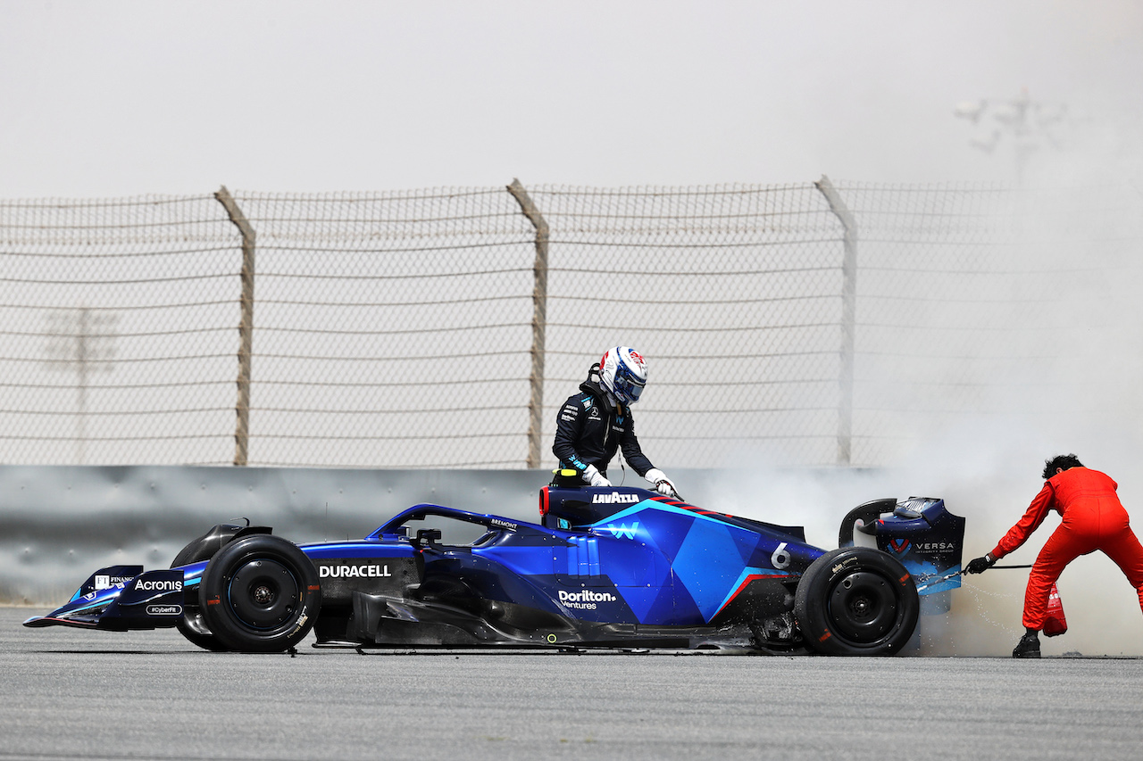 TEST BAHRAIN, Nicholas Latifi (CDN) Williams Racing FW44 stopped on the circuit with the rear brakes on fire.
11.03.2022. Formula 1 Testing, Sakhir, Bahrain, Day Two.
- www.xpbimages.com, EMail: requests@xpbimages.com © Copyright: Moy / XPB Images