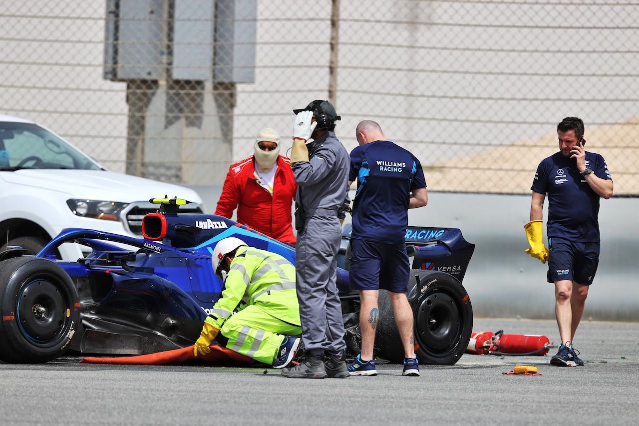 TEST BAHRAIN, Nicholas Latifi (CDN) Williams Racing FW44 stopped on the circuit with the rear brakes on fire.
11.03.2022. Formula 1 Testing, Sakhir, Bahrain, Day Two.
- www.xpbimages.com, EMail: requests@xpbimages.com © Copyright: Moy / XPB Images