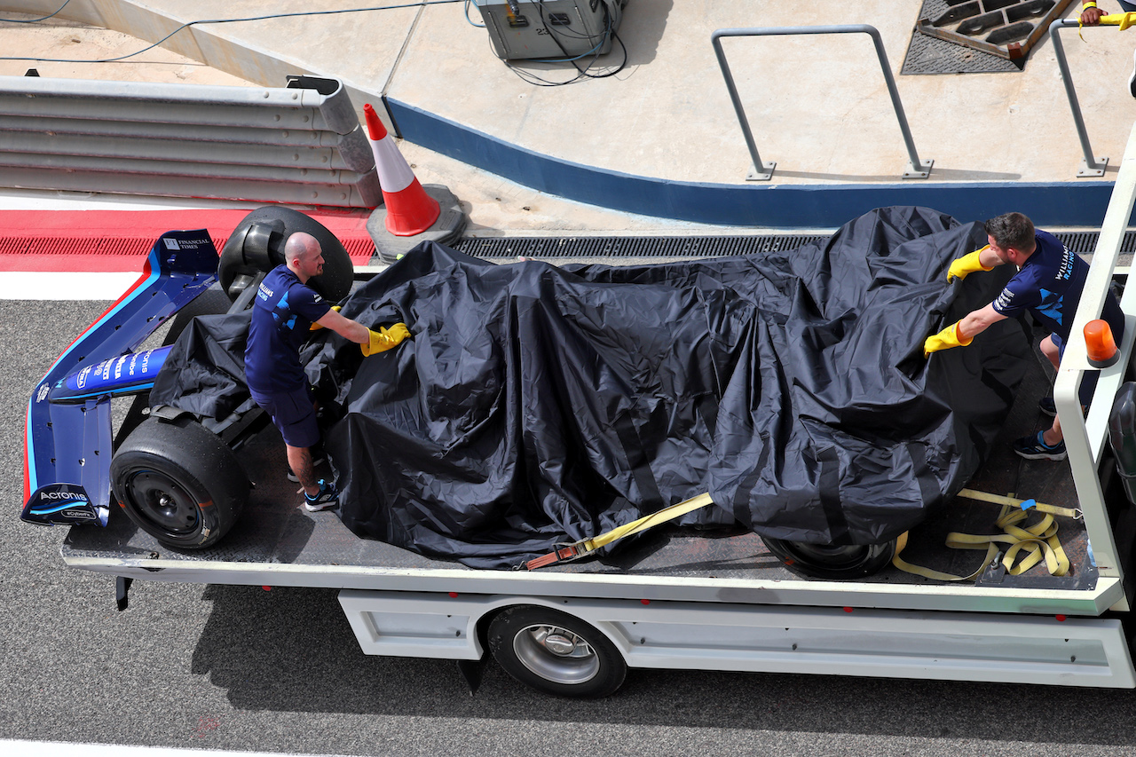 TEST BAHRAIN, The Williams Racing FW44 of Nicholas Latifi (CDN) Williams Racing is recovered back to the pits on the back of a truck.
11.03.2022. Formula 1 Testing, Sakhir, Bahrain, Day Two.
- www.xpbimages.com, EMail: requests@xpbimages.com © Copyright: Batchelor / XPB Images