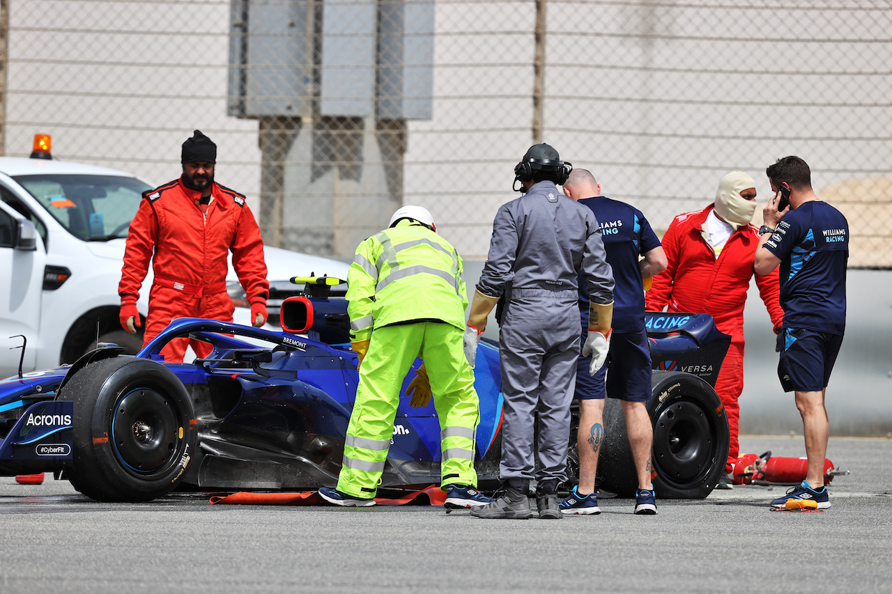 TEST BAHRAIN, Nicholas Latifi (CDN) Williams Racing FW44 stopped on the circuit with the rear brakes on fire.
11.03.2022. Formula 1 Testing, Sakhir, Bahrain, Day Two.
- www.xpbimages.com, EMail: requests@xpbimages.com © Copyright: Moy / XPB Images